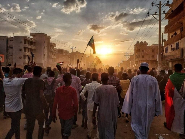 El golpe de Estado de Sudán se tambalea a medida que se levantan las masas: “El pueblo es más fuerte, ¡No retrocedas!”
