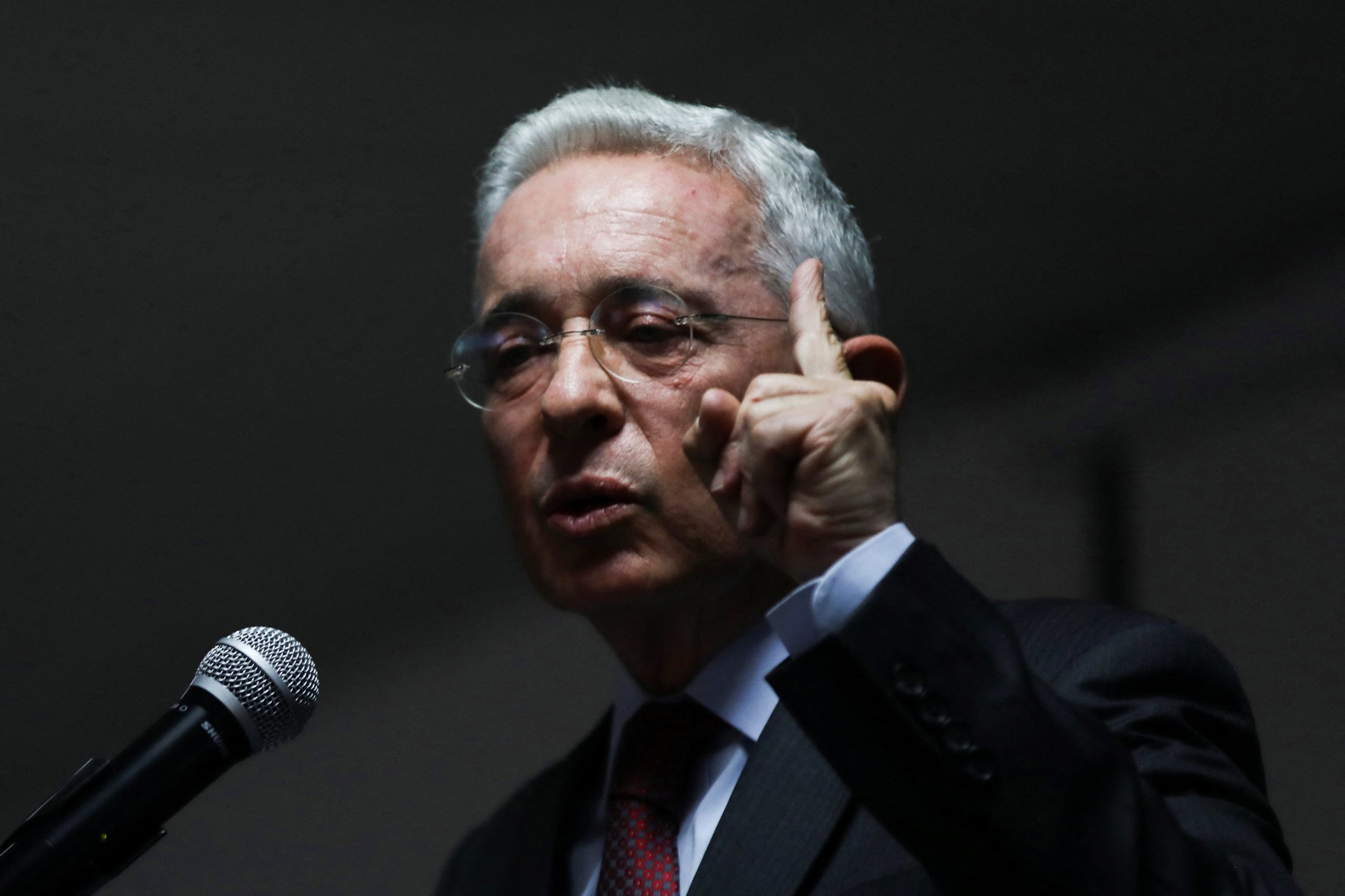 Llueve sobre mojado: jueza rechaza preclusión de Uribe