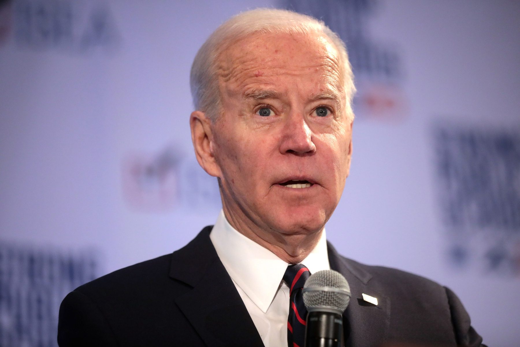 Biden abandona la carrera: ¿Puede un cambio de caballo a mitad de la corriente detener a Trump?