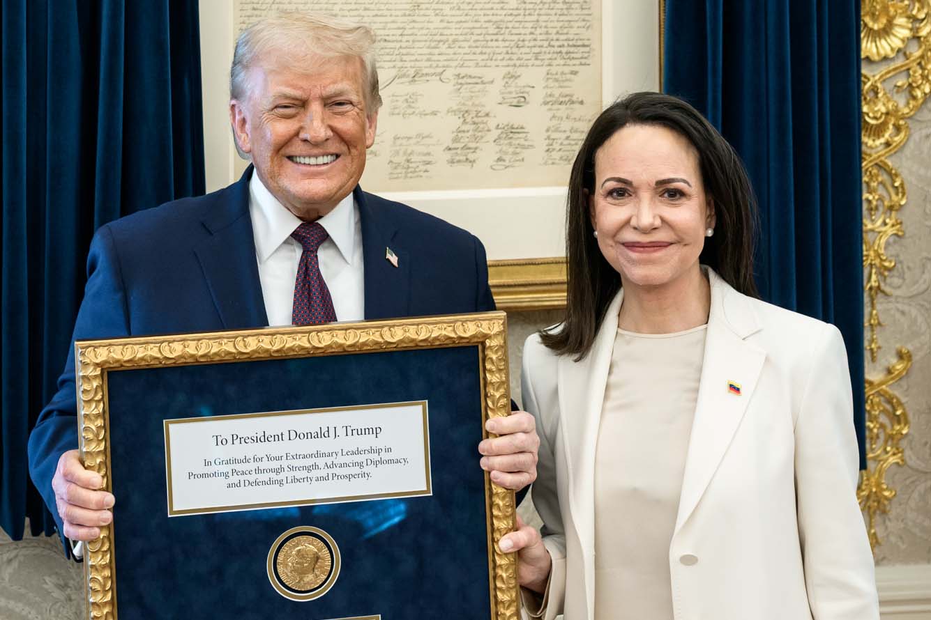 Venezuela: Corina Machado le entrega el Nobel a Trump – el jefe de la CIA se reúne con Delcy